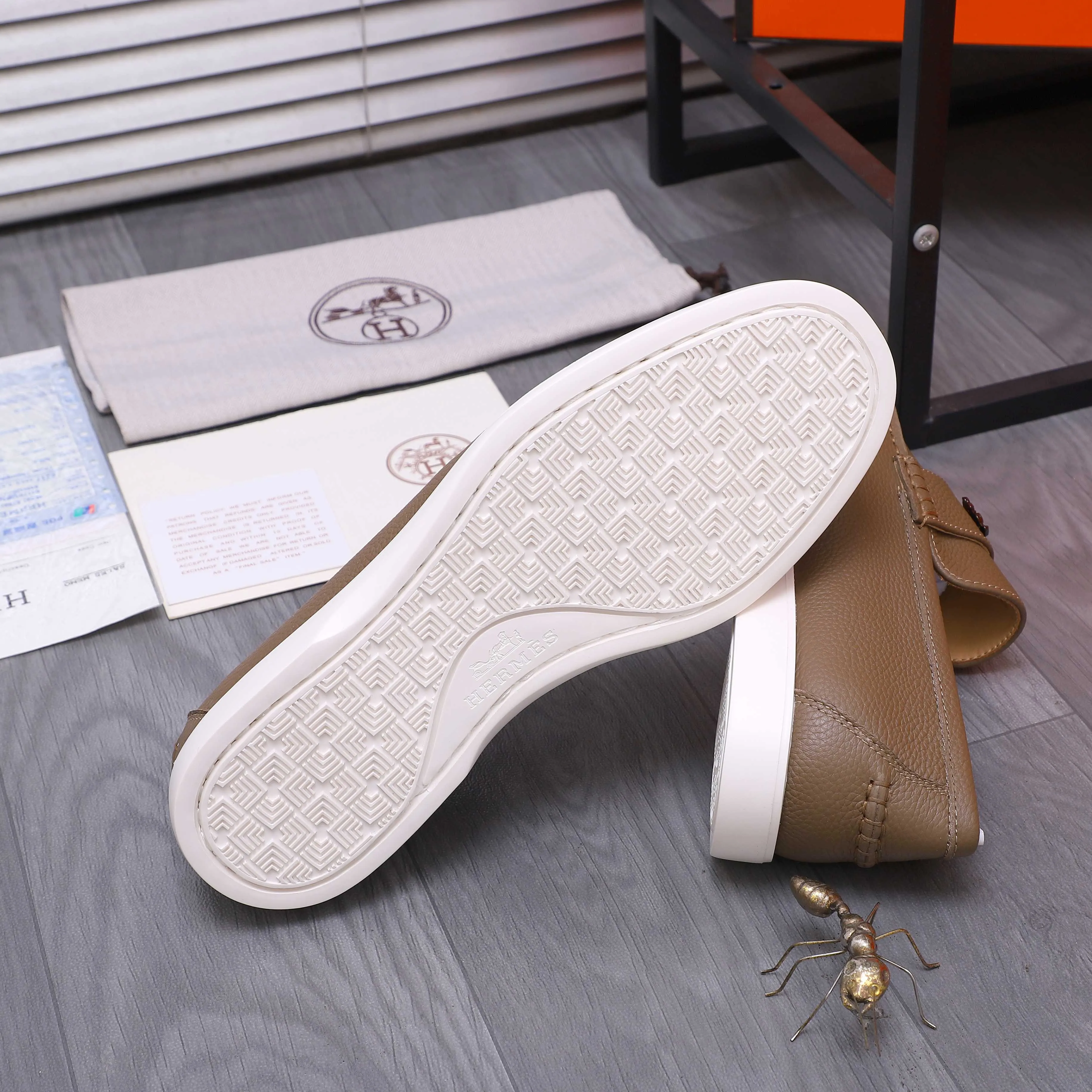 Men's shoes 💰p560 Product trademark: HERMES "Hermes" casual slip-on men's shoes. Regular size: 38-46 (45.46 is custom-made and non-returnable) Product materials: Selected pebbled cowhide upper, cowhide lining, original foam rubber ultra-light sole